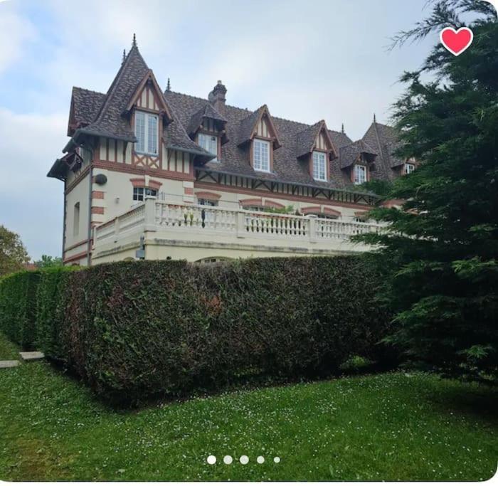 Un Appartement Dans Un Chateau ドーヴィル エクステリア 写真